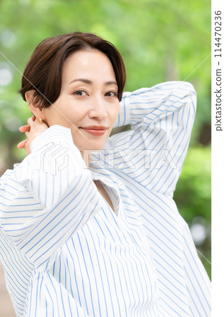 一個女人在新鮮的綠色植物中放鬆 114470236