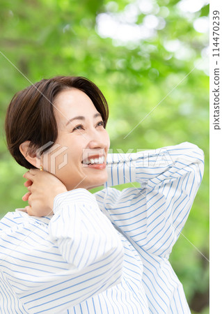 一個女人在新鮮的綠色植物中放鬆 114470239