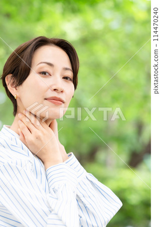 一個女人在新鮮的綠色植物中放鬆 一個女人在新鮮的綠色植物中放鬆 114470240