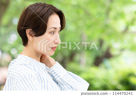 一個女人在新鮮的綠色植物中放鬆 一個女人在新鮮的綠色植物中放鬆 114470241