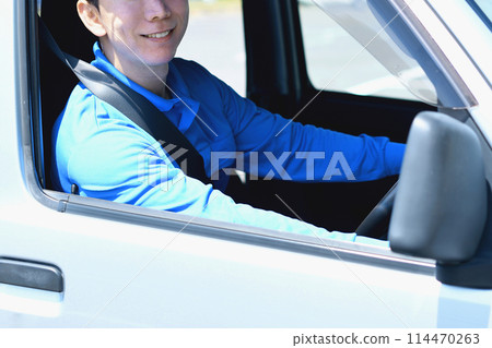 男外送司機在戶外搬運行李 男外送司機在戶外搬運行李 114470263