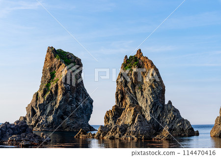 晴朗的天空和漂浮在海中的岩石 晴朗的天空和漂浮在海中的岩石 114470416