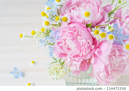 牡丹、飛燕草和洋甘菊插花 牡丹、飛燕草和洋甘菊插花 114472330