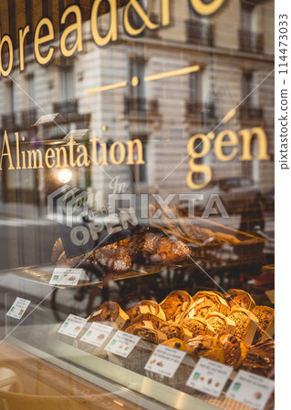 Popular boulangerie in Paris 114473033