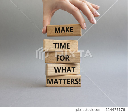 Important thing symbol. Wooden blocks with words Make time for what matters. Businessman hand. Beautiful grey background. Business and important thing concept. Copy space. 114475176