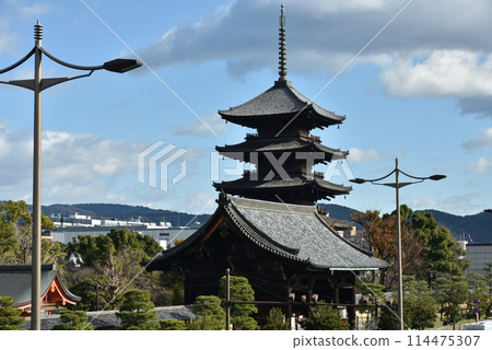 Five-storied pagoda and Nandaimon Toji Temple (Kyoo Gokokuji Temple) 114475307