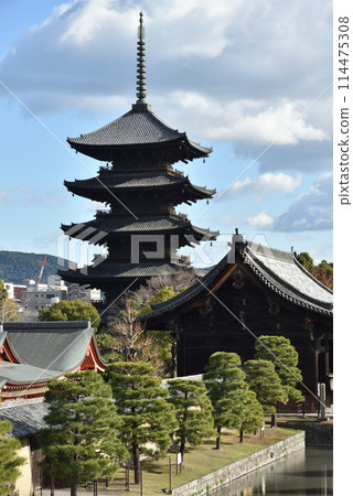 Five-storied pagoda and Nandaimon Toji Temple (Kyoo Gokokuji Temple) 114475308