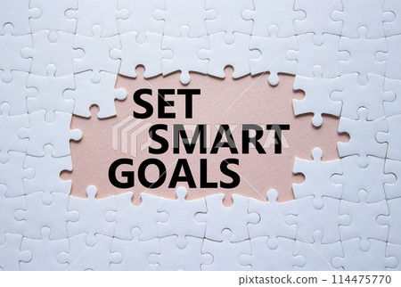 Set smart goals symbol. Concept words Set smart goals on white puzzle. Beautiful pink background. Business and Set smart goals concept. Copy space. 114475770