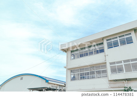 Blue sky and school 114478381