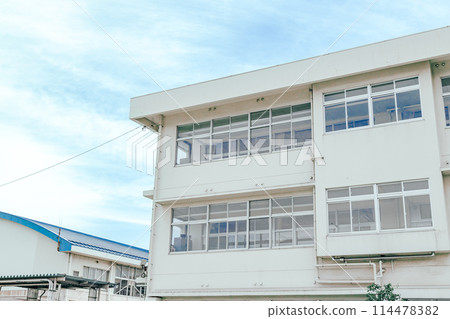 A refreshing blue sky, school building and gymnasium 114478382