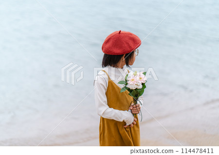 小女孩有海背景 小女孩有海背景 114478411