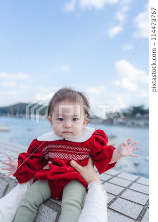 6 month old baby girl 114478767