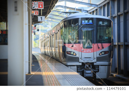 227系500「Urara」在兒島站(JR西日本)等待出發 227系500「Urara」在兒島站(JR西日本)等待出發 114479101