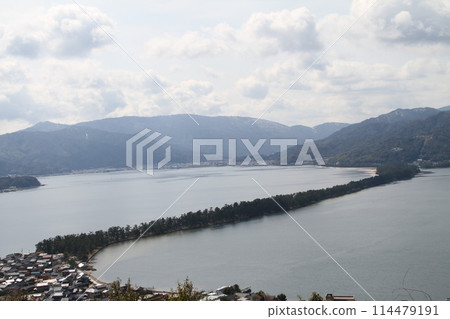 日本三大風景之一的京都天橋立的春天景色 日本三大風景之一的京都天橋立的春天景色 114479191