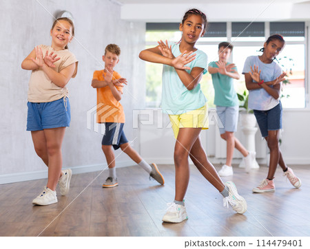 African girl perform choreographic exercises and teach energetic social dance waacking with friends African girl perform choreographic exercises and teach energetic social dance waacking with friends 114479401