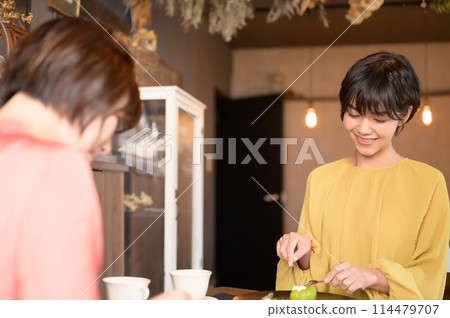 兩個女人在咖啡館吃蛋糕 兩個女人在咖啡館吃蛋糕 114479707