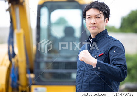 Workers working at a construction site 114479732