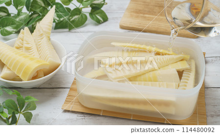 將煮好的竹筍泡在水中並存放在容器中/每天換水的圖片 114480092