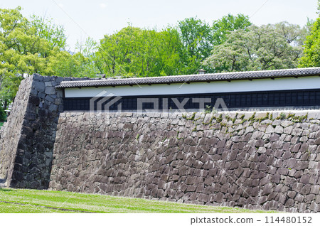 Kumamoto castle's long fence 114480152