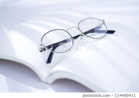 眼鏡和筆記本的明亮背景材料 眼鏡和筆記本的明亮背景材料 114480411