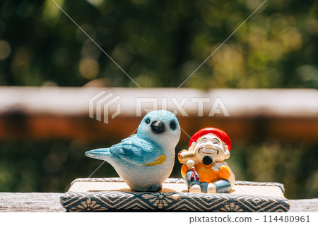 布袋大人和藍尾紅尾鴝坐在長椅上 114480961