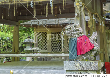 Kifune Shrine Okumiya: The worship hall and main hall, surrounded by fresh greenery Kifune Shrine Okumiya: The worship hall and main hall, surrounded by fresh greenery 114481274