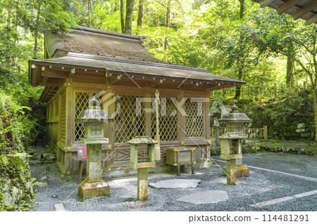 Kifune Shrine Okumiya Main Hall - The grounds are surrounded by fresh greenery 114481291