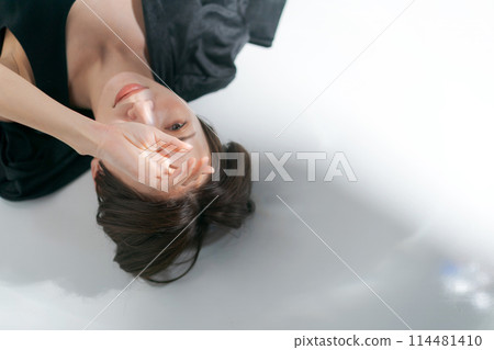 一個女人躺在地板上 一個女人躺在地板上 114481410
