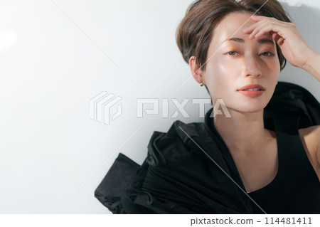一個女人躺在地板上 一個女人躺在地板上 114481411