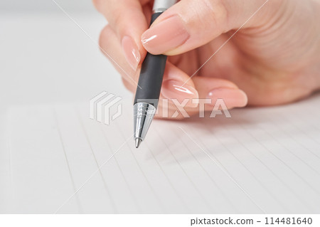 拿著筆在筆記本上寫字的女人的手 114481640