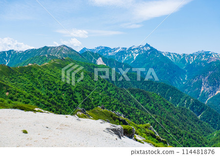 Climbing Mt. Tsubakuro in summer (Mt. Tsubakuro to Mt. Kitatsubakuro: Overlooking Mt. Daitenjo, the Hotaka mountain range, Mt. Yari, and Mt. Kasa) 114481876