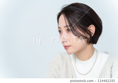 Portrait of a short-haired woman with makeup 114482285