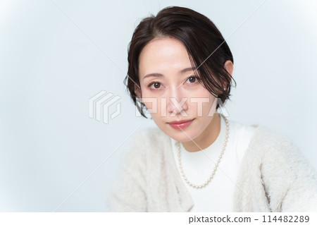 Portrait of a short-haired woman with makeup 114482289