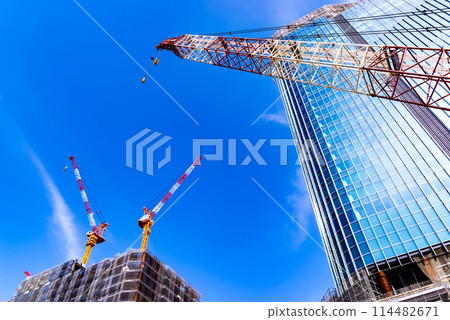 Building construction and cranes stretching into the blue sky Takanawa Gateway 2024.04 b-2 High contrast Building construction and cranes stretching into the blue sky Takanawa Gateway 2024.04 b-2 High contrast 114482671