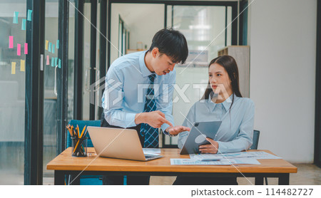 group of business people working and communicating together in the office With the charging of graphs for analysis, conceptual analysis and business planning 114482727