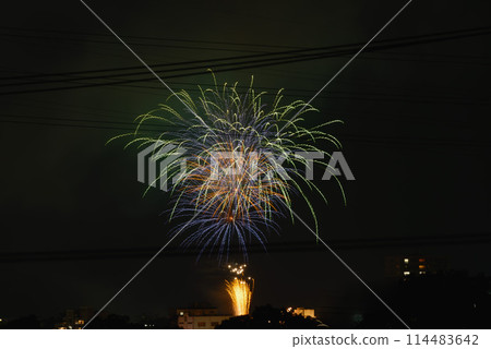 Gorgeous fireworks and power lines lighting up the city's night sky 114483642