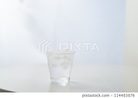 窗邊的碳酸水玻璃 114483876