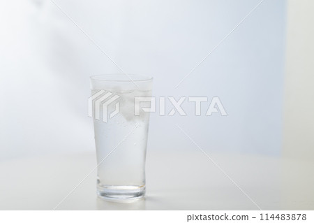 窗邊的碳酸水玻璃 114483878