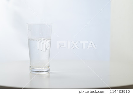 窗邊的碳酸水玻璃 114483910