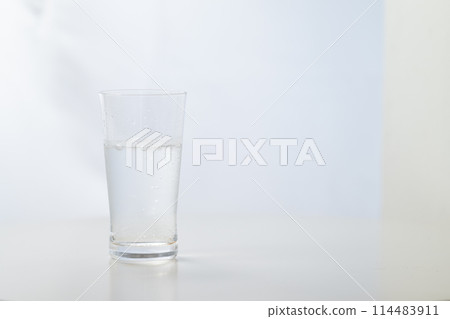 窗邊的碳酸水玻璃 窗邊的碳酸水玻璃 114483911