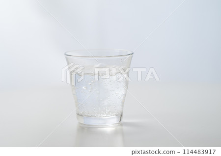 窗邊的碳酸水玻璃 114483917