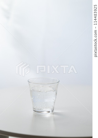 窗邊的碳酸水玻璃 114483925