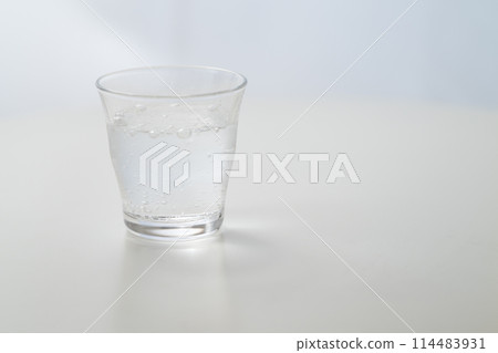 窗邊的碳酸水玻璃 窗邊的碳酸水玻璃 114483931