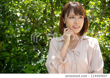 女人在戶外放鬆 女人在戶外放鬆 114484007