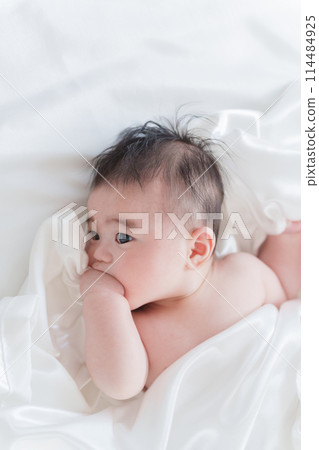 A naked baby 114484925