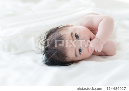 A naked baby 114484927