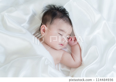 裸體嬰兒打盹 114484936