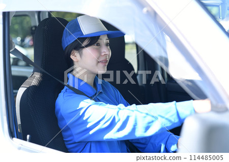 Delivery driver woman carrying luggage outdoors Delivery driver woman carrying luggage outdoors 114485005