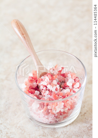 Himalayan rock salt / pink salt 114485364