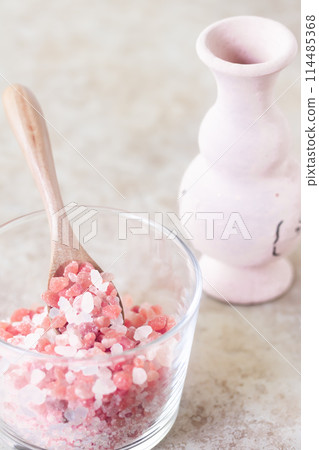 Himalayan rock salt / pink salt 114485368